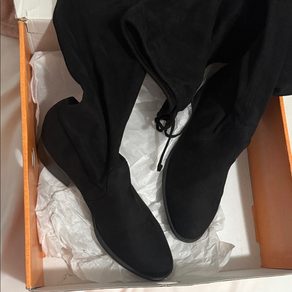 Women Black Over the Knee Boots
Used once in great condition 
9.5
